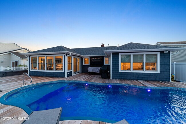 Building Photo - 347 Bay Ln