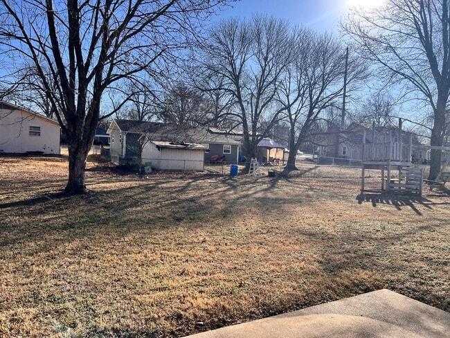 Building Photo - 3329-3331 Hawthorn