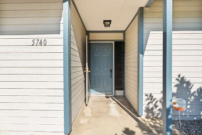 Building Photo - 5740 Laguna Park Dr