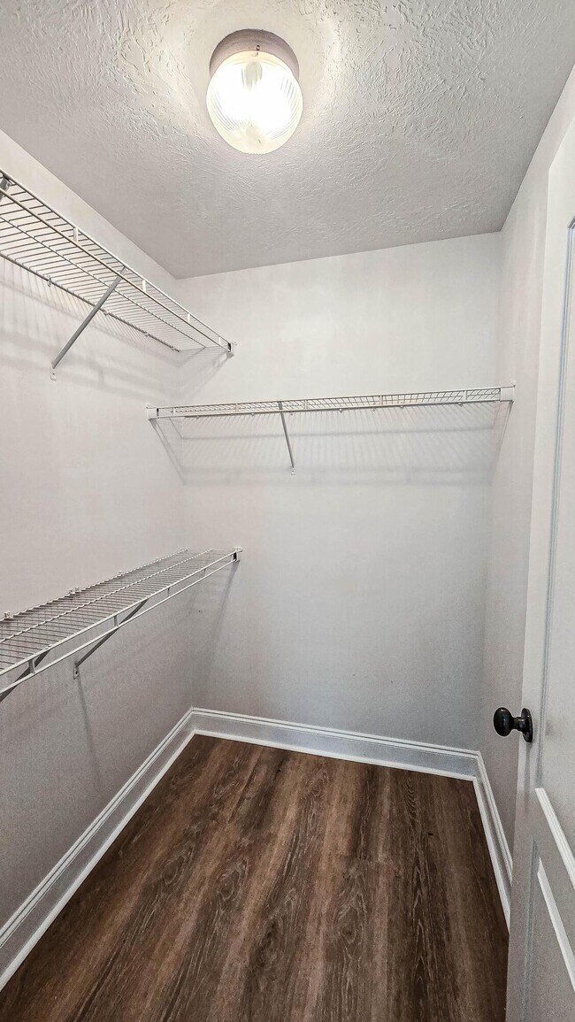 Building Photo - 831 Landing Dr