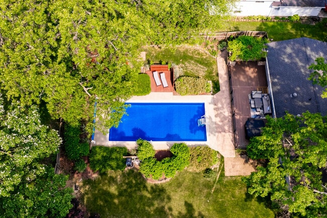 Building Photo - 5012 Hollyview Dr