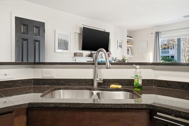 Building Photo - Uptown Living • Prime Location • City Views