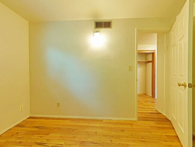 Building Photo - 2 Bedroom Duplex ~ Corvallis ~ Pet Friendly