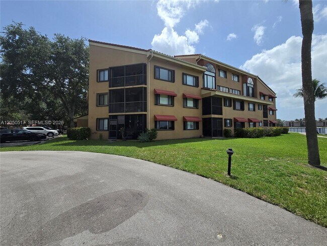 Building Photo - 15545 Miami Lakeway N