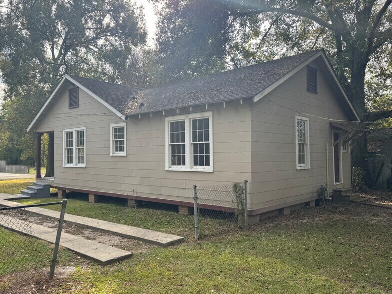 Building Photo - 4559 Clayton Dr