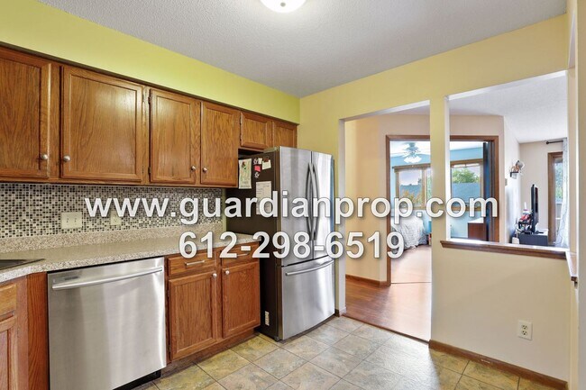 Building Photo - Top Floor Condo Available September 1 in H...
