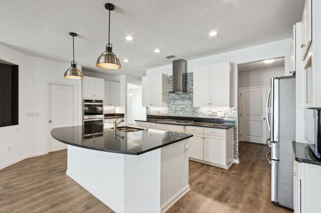 Building Photo - Spacious 5-Bedroom Home with Office, Den & Included Electric!