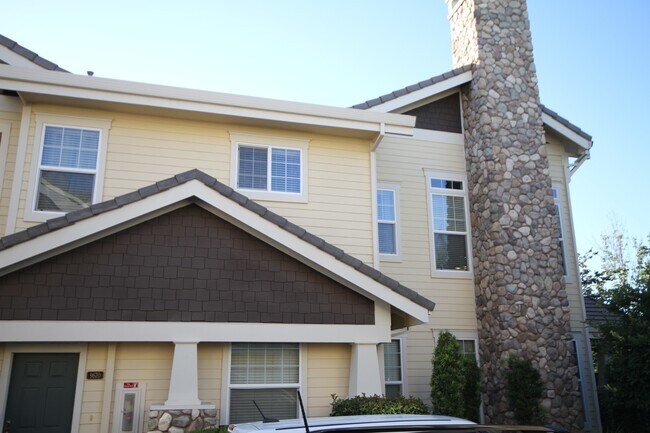 Building Photo - 3 Bed| 2 Bath | 1526 SF | Private 2 Car Garage | Condominium