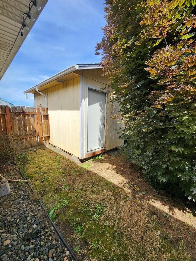 Building Photo - 2-bedroom 2-bath duplex