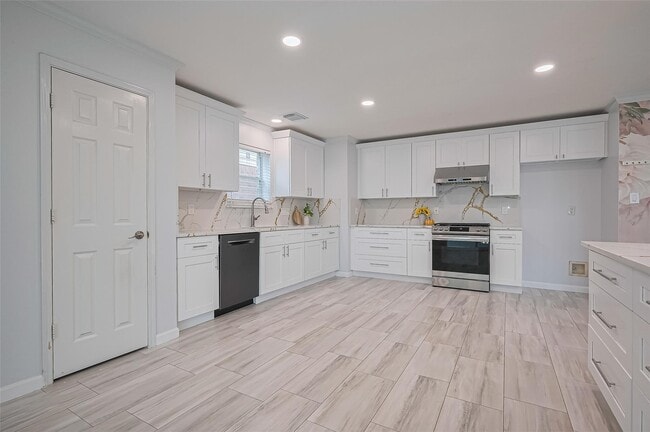 Building Photo - 5914 Clerkenwell Dr