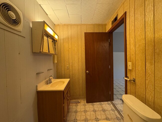 Building Photo - 3 Bedroom Home For Rent in Carbondale