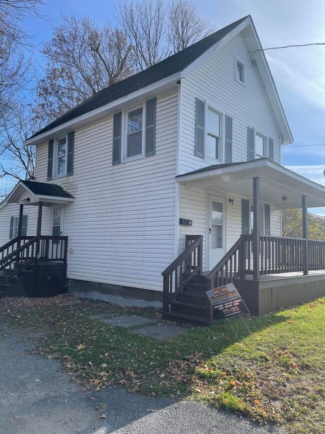 Building Photo - Newly renovated 3 Bed / 1 1/2 Bath home wi...