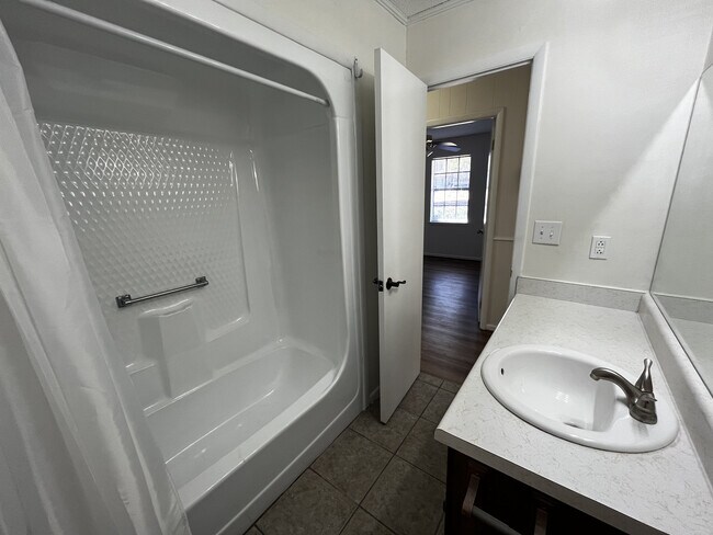 Guest Bathroom with tub and shower - 714 Woodland Dr S