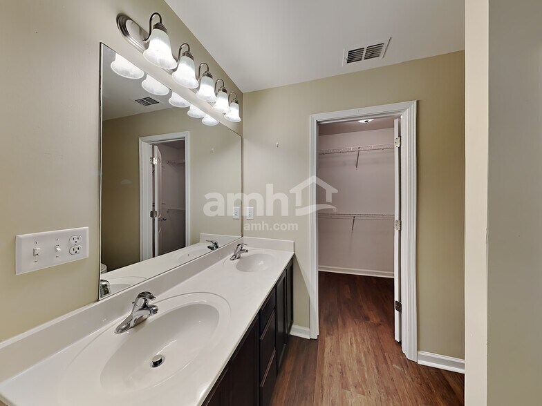 Building Photo - 2087 Longhunter Chase Dr