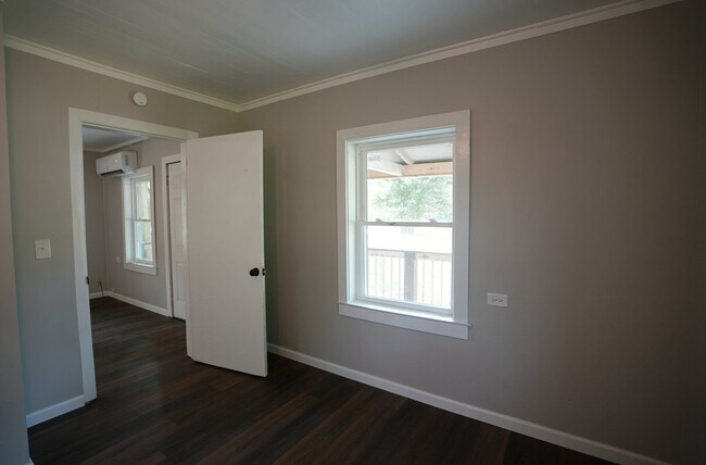 Building Photo - 417 W 31st St