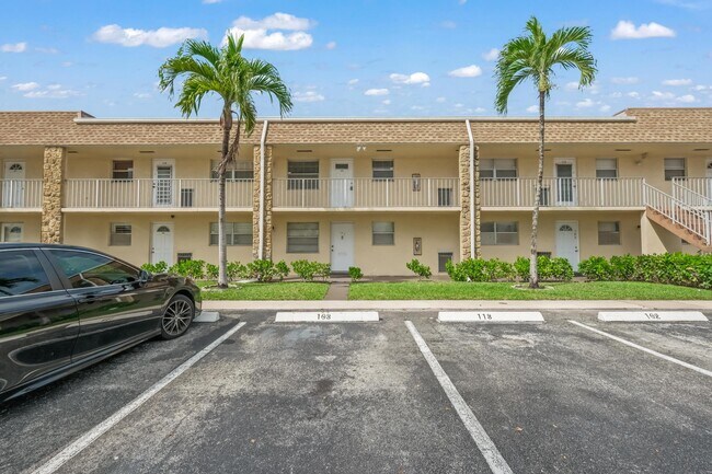 Building Photo - 9911 Sandalfoot Blvd