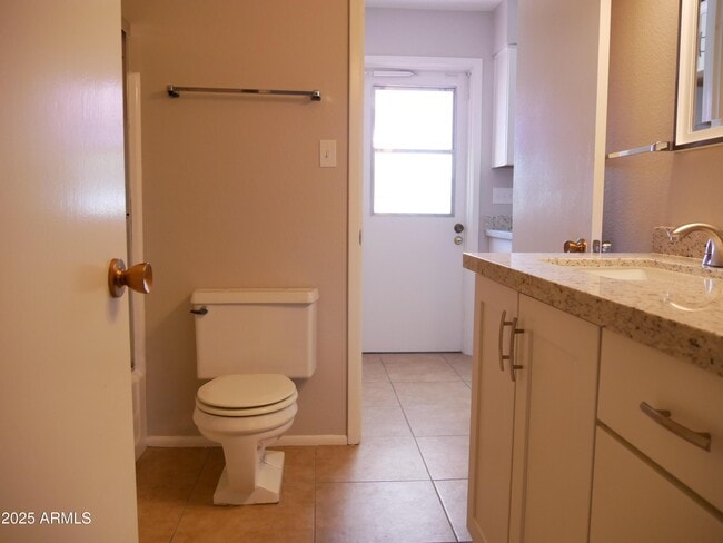 Building Photo - 1719 N Circle Dr