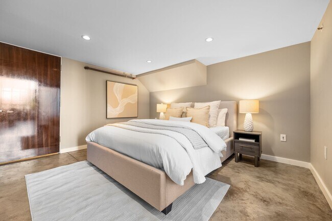 Building Photo - Spacious 2br loft with in-unit laundry and...