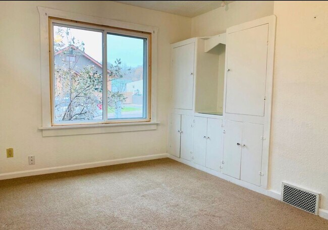 Building Photo - 1706 Colorado Ave NE