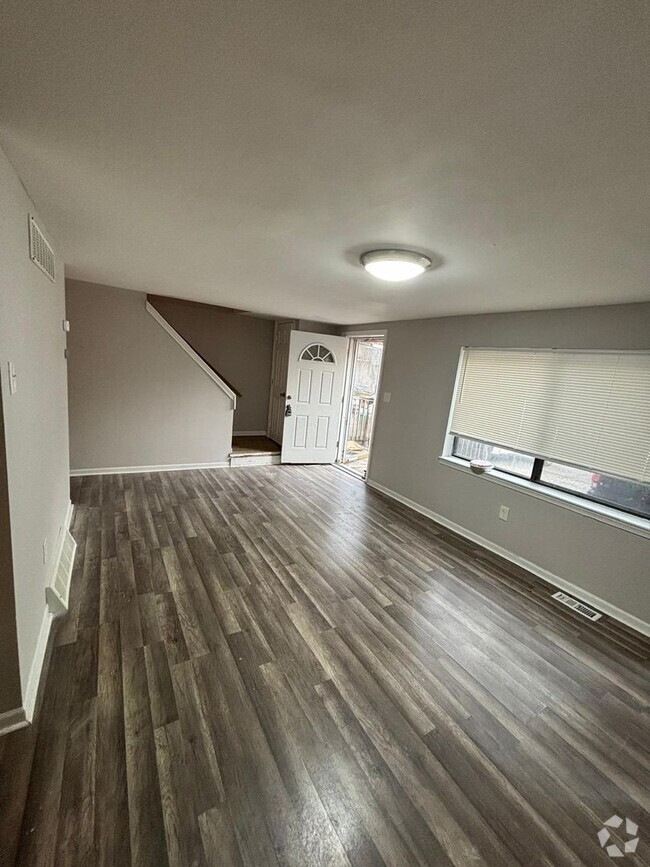 Building Photo - Spacious 2 Bedroom Newly renovated townhou...