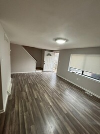 Building Photo - Spacious 2 Bedroom Newly renovated townhou...