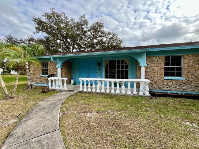 Building Photo - 3 bed/ 2 bath Beauty!