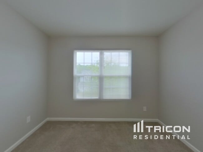 Building Photo - 1401 Waylon Ave