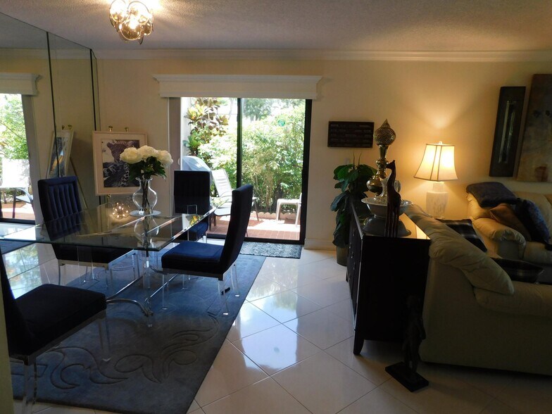Building Photo - 9285 Vista del Lago