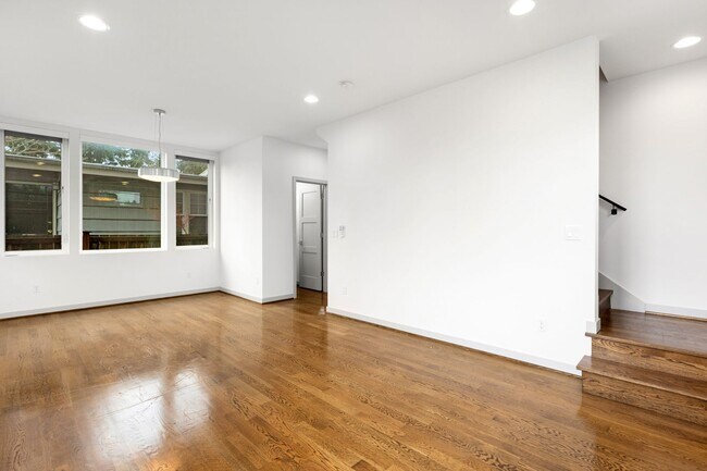 Building Photo - Modern 3-Bedroom Townhome with Rooftop Deck in NE Seattle