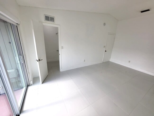 Building Photo - 10345 SW 209th Ln