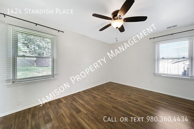 Building Photo - 1424 Standish Pl