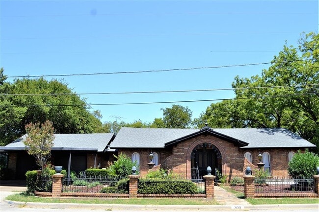 Building Photo - 300 Noble Ave