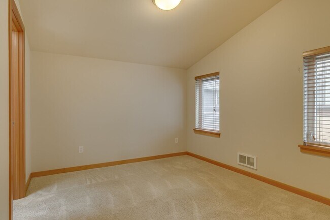 Building Photo - Bright, Modern 3 bed 2.5 Bath Townhome in ...
