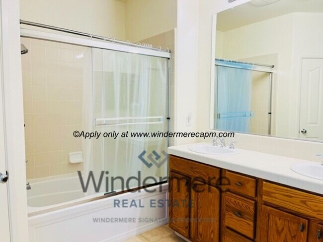 Building Photo - Spacious 3-bedroom with Updated Finishes and Prime Location!