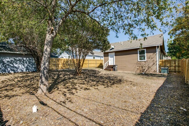 Building Photo - Single-Family Home Available!