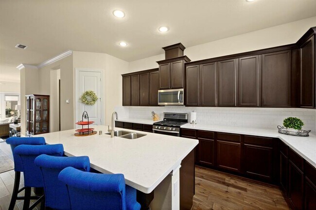 Building Photo - 8406 Oak Leaf Point Dr