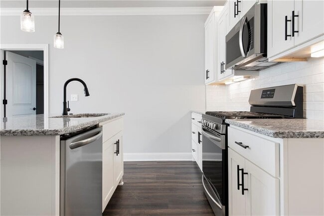 Building Photo - 2811 SW Hampshire Ave