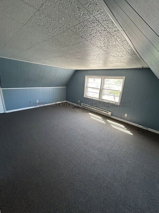 Building Photo - 806 W Cedar St
