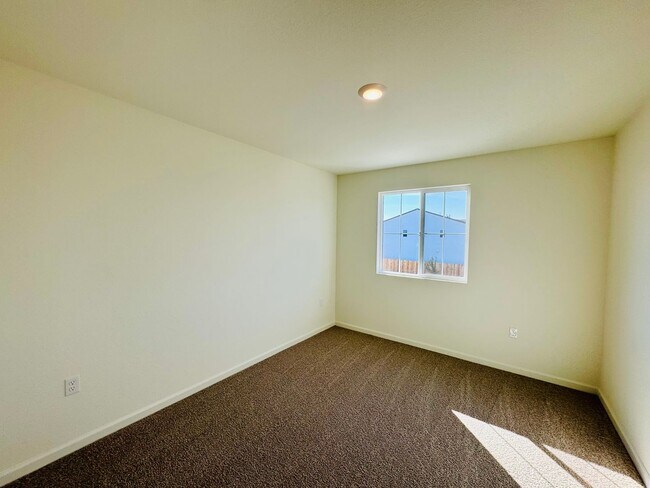 Building Photo - REDUCED!  BRAND NEW - 5 Bedroom + Loft, 3 ...