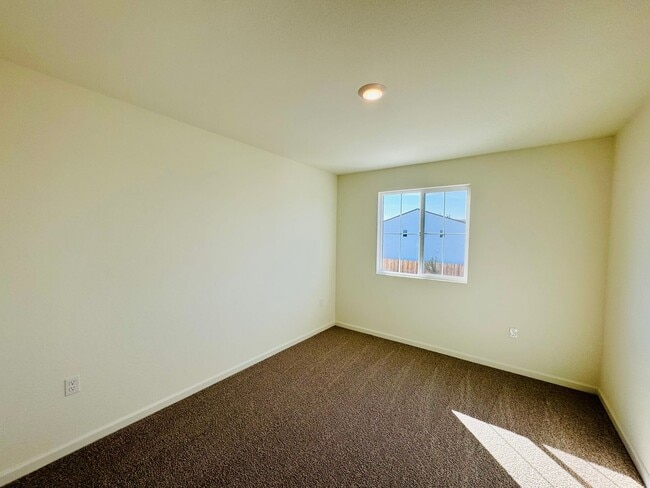 Building Photo - REDUCED!  BRAND NEW - 5 Bedroom + Loft, 3 Bath Beautiful Home WITH SOLAR!