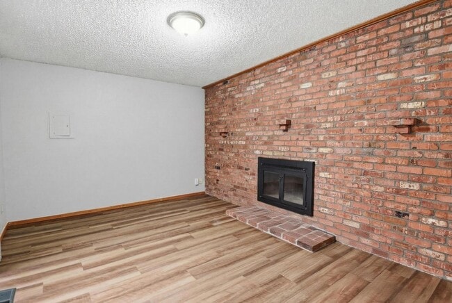 Building Photo - 3Bd/1.75Ba Bellevue House