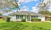 Building Photo - Charming 3 Bed / 2 Bath Home with Split Fl...