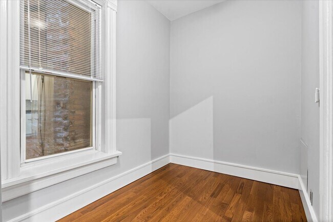 Building Photo - 1102 N Wolcott Ave