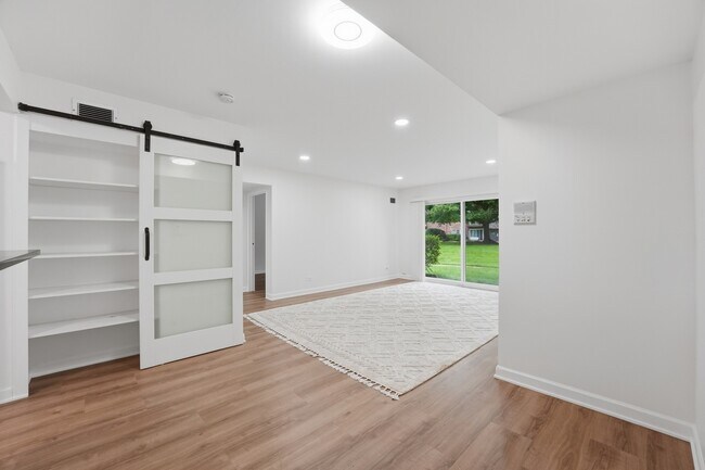 Building Photo - 9388 Bay Colony Dr