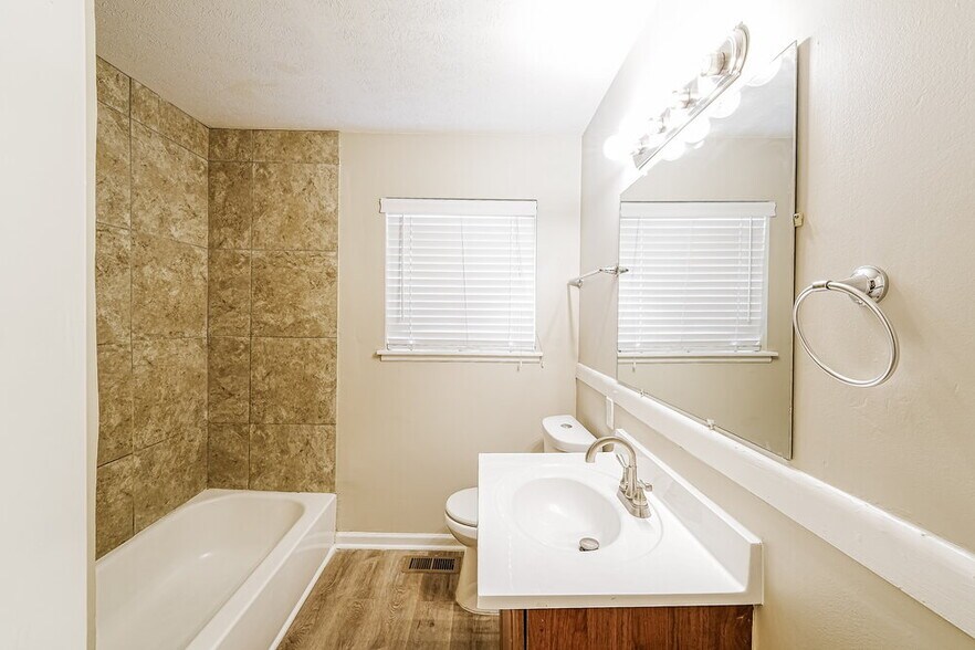 Building Photo - 724 Country View Dr NE