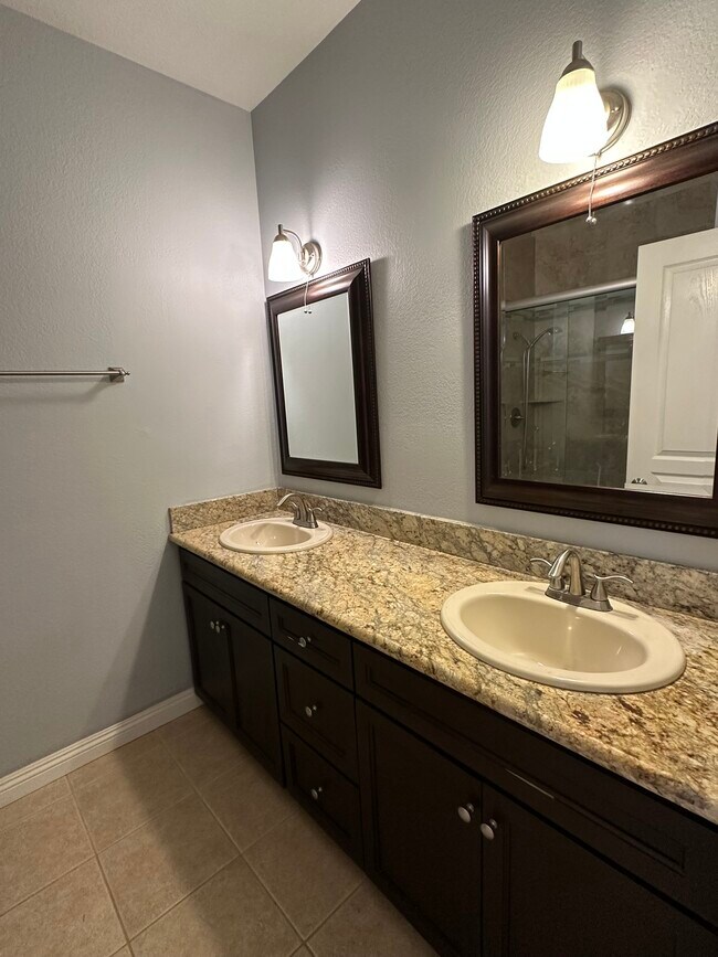 Building Photo - 898 English Holly Ln