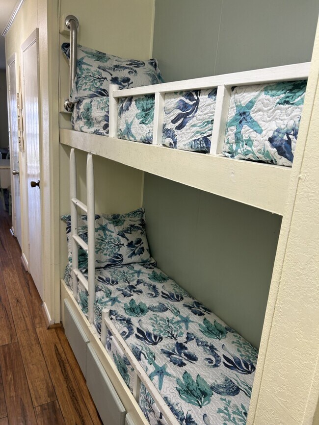 Building Photo - 6102 Seawall Blvd