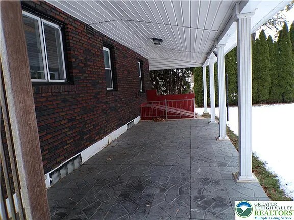 Building Photo - 2250 Siegfried Ave