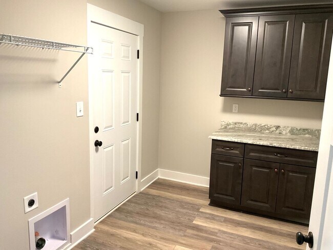 Building Photo - Court Square Town Home Duplex Apartment with Attached Garage