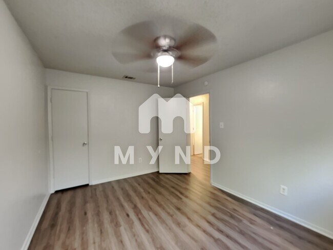 Building Photo - 1303 1/2 Berry Dr Apt A